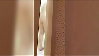 Espiando en la ducha / Spying in the shower